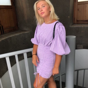 Zara klänning - Klänning från Zara som är använd 2 gånger. Storlek M men passar även en S. 220 kr men kan tänka mig att sänka vid snabb affär💕