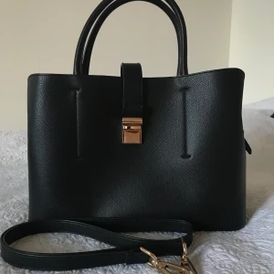 Svart handväska  - Jätte fin handväska som inte används längre🤍