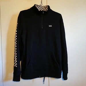 Vans versa hoodie - En vans hoodie som är både snygg och gjord för att skejta i. Den andas bra, är designad att motstå vatten och väldigt mjuk inuti. Originalpris 690kr men säljer på grund av att den inte kommer till användning längre. 
