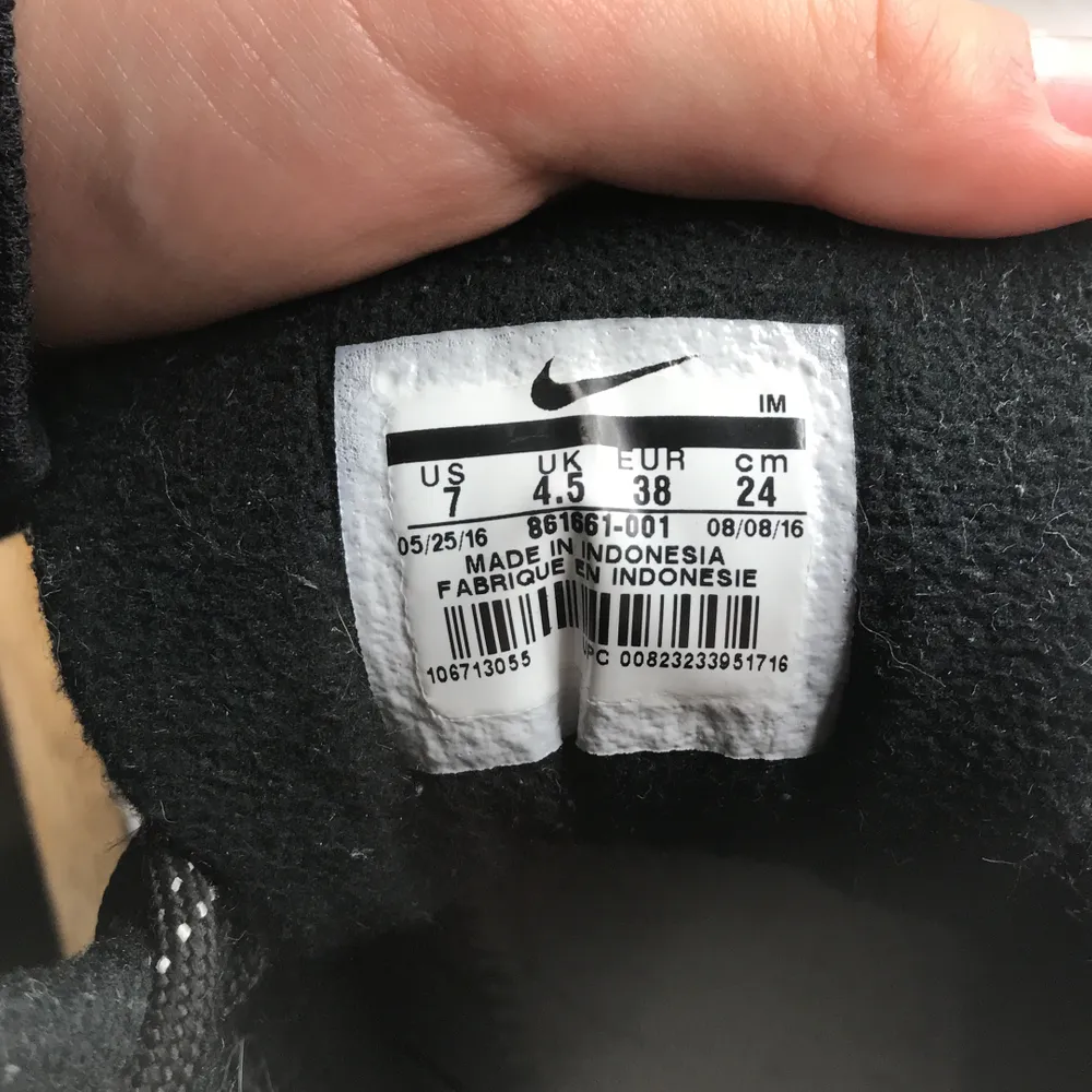 Svarta höga Nike Air i strl 38. Använda högst 4 gånger och säljer pga dem inte kommer till användning. Sula saknas i båda skorna men annars är skorna nästan i nyskick. Buda gärna i kommentarsfältet annars 700kr + frakt (tar bara swish).. Skor.