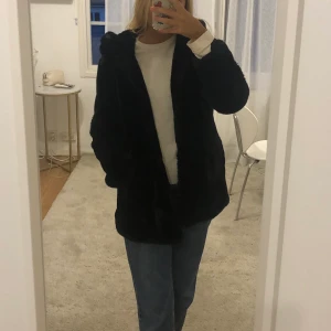 Kappa Zara - Kappa från Zara i fuskpäls med luva, mycket bra skick. Nypris: 900 kr, jag har vanligtvis S och den passar mig bra!