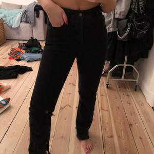 Hanna schönberg x nakd svarta jeans! Superfina på knappt använda pga för små