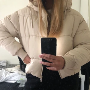 Cropped pufferjacket - Säljer min croppade pufferjacka som är använd en gång. Säljer eftersom jag ska köpa en annan färg istället, den är stor och varm <33 köpare står för frakten 
