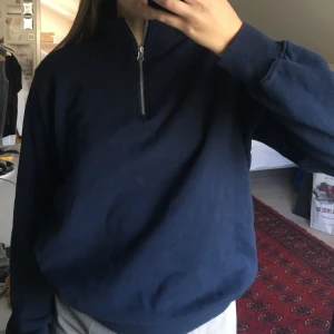 Zipup tröja - Sparsamt använd tröja med dragkedja framtill. Sitter perfekt på mig som oftast har strl S/M. Fraktkostnad tillkommer