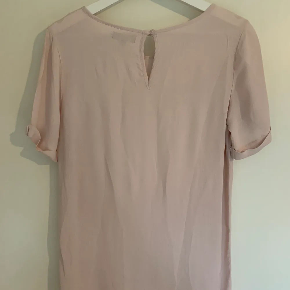 Tshirt i blusmaterial, rosa, storlek xs, passar även s. 70kr + 44kr frakt. T-shirts.