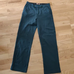 Mörkgröna kostymbyxor från Scotch & soda stl s - Mörkgröna kostymbyxor från Scotch & soda i stl S. Väldigt mjukt material. Fraktkostnaden tillkommer.