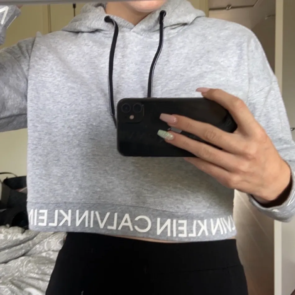 En croppad hoodie från Calvin Klein köpt i deras butik i Florida, nypris 599. Endast använd för att ta denna bilden 😂 storlek S. Passar en Xs-m. Hoodies.