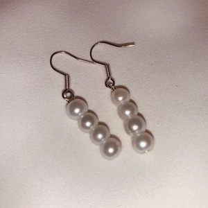 Örhänge pärlor - Örhänge med 4 pärlor✨ 39:- & frakt 15kr! Vill du köpa? Kontakta mig!⭐️ Nickelfria✨Från min tillverkning (kolla in @en_smycken på instagram!) 