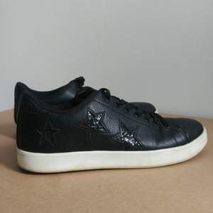 Svarta sneakers i skinnimitation med coola stjärnor på sidorna, strl 40, sparsamt använda och därmed i bra skick