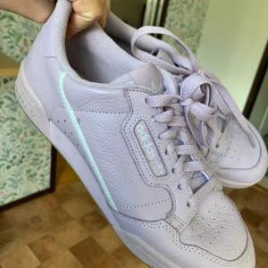 Lavendelfärgade adidassneakers - Snygga pastelliga adidas sneakers. Endast använd 1 gång då de var för stora för mig. Storlek 38 2/3 . 