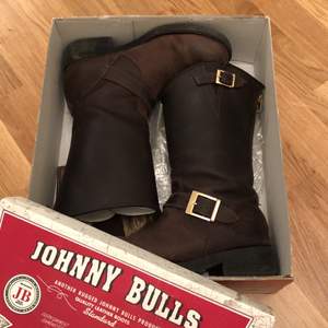 Säljer mina Johnny Bulls pga ingen användning av dom tyvärr! Mid boots, mörkbruna, storlek 39. Väldigt sköna o passar bra till höst/vinter! Finns att hämta i Eskiltuna/Stockholm, går eventuellt att frakta (köparen står dock för frakt)🌸💫 pris kan diskuteras vid snabb och smidig affär!✨ 