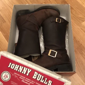Johnny Bulls  - Säljer mina Johnny Bulls pga ingen användning av dom tyvärr! Mid boots, mörkbruna, storlek 39. Väldigt sköna o passar bra till höst/vinter! Finns att hämta i Eskiltuna/Stockholm, går eventuellt att frakta (köparen står dock för frakt)🌸💫 pris kan diskuteras vid snabb och smidig affär!✨ 