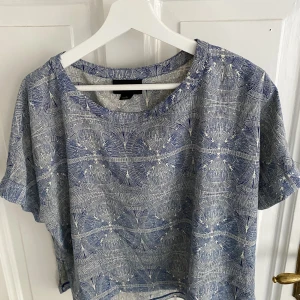 MÖNSTRAD TRÖJA - Tröja med mönster från MONKI. Möts på Södermalm och vid frakt står köparen för kostnad!