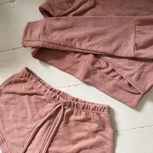 ROSA SET - Rosa mjukis set. Långärmad tröja och shorts. Passar M. Möts på Södermalm och vid frakt står köparen för kostnad!