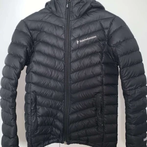Peak performance Dam  - Säljer nu min peak performance jacka i storlek S för 799kr, den är i nyskick och använd ett fåtal gånger. Nypris är lite över 2000 kr och säljs för 799kr pågrund av fel storlek och den tar bara plats och vill bara bli av den, därav först till kvarn på 799kr. 