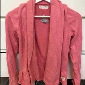 Odd Molly kofta - Jättefin och gullig kofta i bra skick från Odd Molly. Storlek 1 (S). Vid snabb affär kan jag gå med på 250kr. Möter upp i Fjärås/Skene/Borås eller skickar mot fraktkostnad på 79kr. 