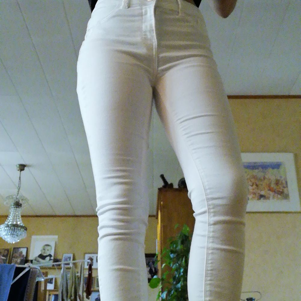 Säljer ett par vita jeans som är köpta för runt 2 år sedan men bara blivit använda ca 1 gång. Säljer då de inte riktigt är i min storlek men annars inga fel på dem! Storlek w26. Osäker på längden men jag är omkring 165 cm och de slutar perfekt där fötterna börjar! Pris är utan frakt. Byte är möjligt! . Jeans & Byxor.