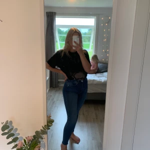 Tighta jeans (blåa) - Ett par blåa tighta jeans från NA-KD som jag aldrig använt pga fel storlek! De har slitningar längst ned på benen som ni kan se på bild 3!!💗