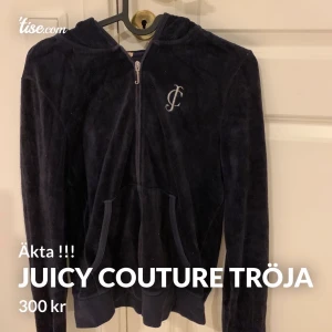 JUICY COUTURE TRÖJA - En helt äkta juciy zip-up! Nya kostar mellan 5-700kr  Storlek M men väldigt liten i storleken! Passar nog XS/S bäst! Jag bjuder på frakten 🥰