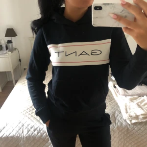 GANT hoodie - Säljer min gant archive hoodie i storlek S, i super bra skick då jag bara använt den två gånger❣️ kan mötas upp i sthlm eller frakta för 59 kr☺️ Köparen står då för frakten