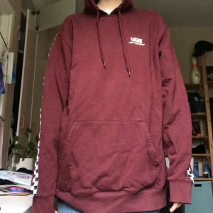 Vans hoodie - En vans hoodie, använd få gånger. Är i storlek L men passar mig som har storlek M. Frakt 60kr eller upphämtning i Stockholm!