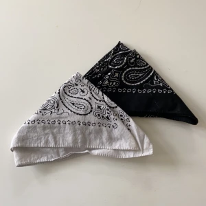 Bandana - Köpta i Japan men har inte använts på ett tag. Måtten är 20x20 cm. Priset är kronor styck +frakt