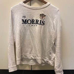 Morris Sweatshirt  - Vit Morris tröja i väldigt bra skick med svart tryck.