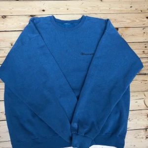 Tjocktröja - | Högsta bud: 400kr |Mysig tjocktröja från Champions. Lite urtvättad men annars bra kvalitet. Köparen står för frakten, kan mötas upp i Stockholm  ✨ Buda privat