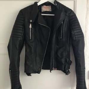 Skinnjacka chiquelle - Skinnjacka från chiquelle i storlek 40, väldigt liten och tight i storleken, mer som en storlek 38❣️ i bra skick!