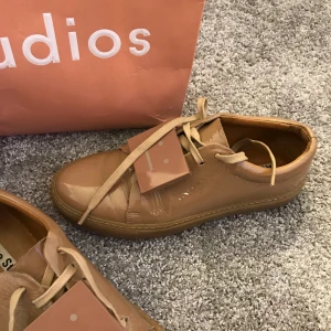 ACNESKOR - säljer mina acneskor då jag inte fått så mycket användning för dem. De är i bra skick och intresserade får gärna höra av sig för fler bilder om så önskas! frakt tillkommer. Budet startar på 1600kr