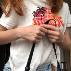 Vintage stil tröja - Vintage-liknande tröja med Hawaii tryck💕 Super fin och använd endast 2 gånger. Skriv i kommentarerna eller privat för att buda! Storlek M men passar S och XS också. 