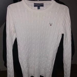 Stickad GANT Tröja Storlek XS - Stickad vit GANT tröja, Storlek XS, använt max 1-2 gånger, 300 kr+frakt, säljer pga icke användning 