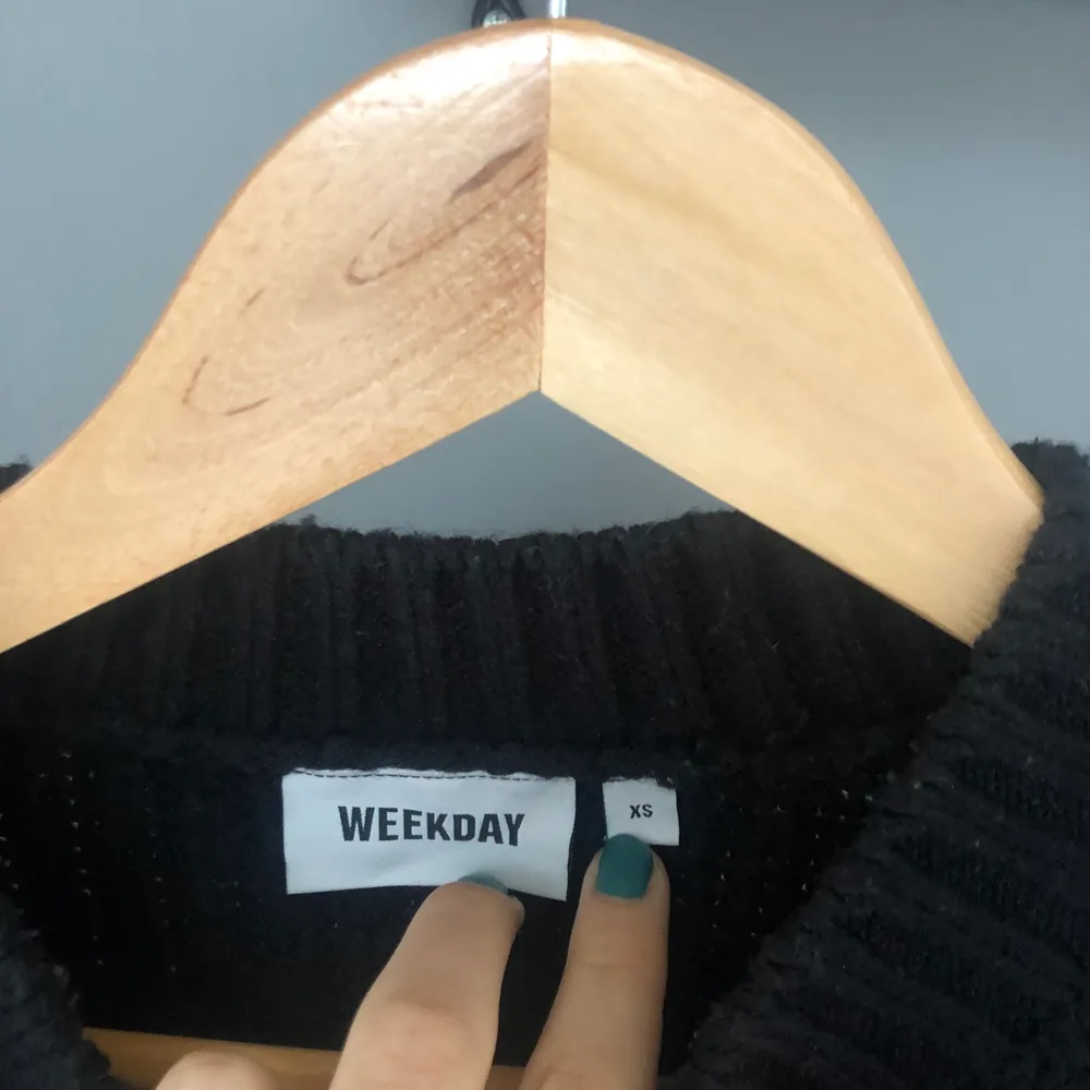 En svart stickad tröja som är en aning croppad. Tröjan har vida armar och en allmänt skön passform. Väldigt skön för kalla vinterdagar:) . Stickat.