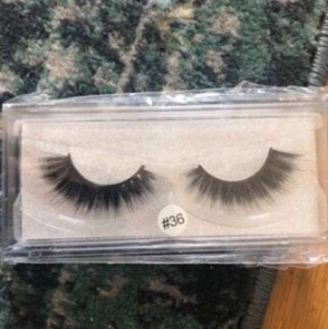 Lösögonfransar  - Ett par o anv fransar ! Köpt för 300kr så de ska va bra kvalla! Säljer då jag inte anv fransar längre och vill ha bort alla! Gratis frakt! 