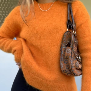Stickad orange tröja - Superfin stickad tröja perfekt till höst/vinter💞. Köparen står för frakt🌷 det står att det är storlek xs, på mig sitter den oversized o jag har vanligtvis storlek S