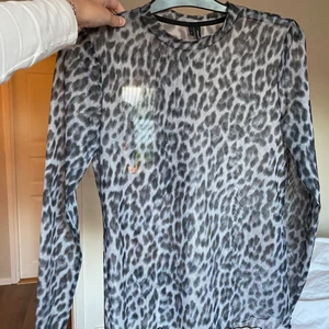 Snygg topp  - Säljer en snygg topp ifrån vero moda. Den är i storlek M. Knappast använd.