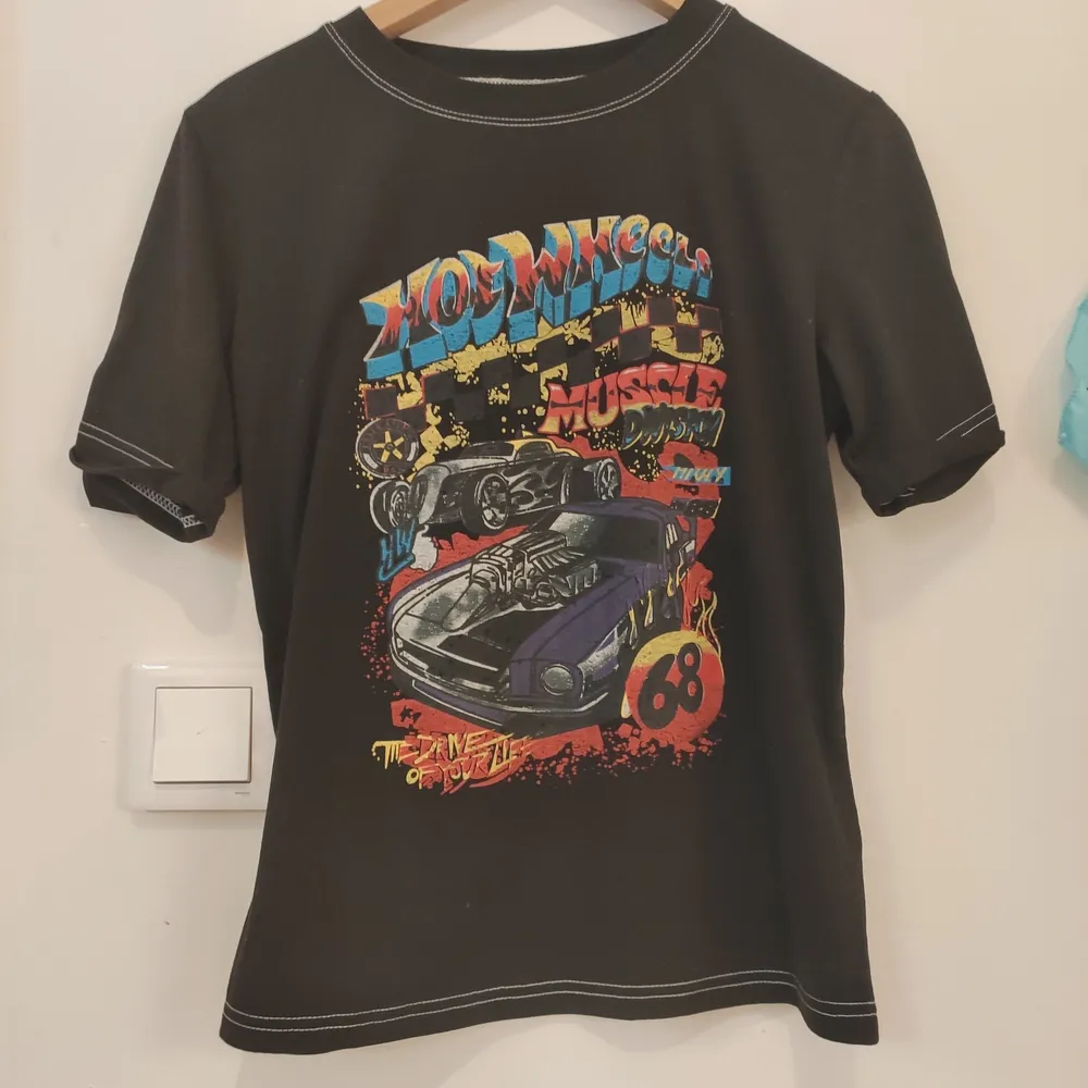 Jättefin graphic tee med vita sömmar och hot wheels motiv. Köpt secondhand, men liknar den från shein:)) Sitter jättefint oversized på mig som är en xs, men passar säkert en s och m beroende på hur man vill att den ska sitta🥰 Buda gärna privat eller i kommentarerna och om ni har frågor så är det bara att fråga på:)) Spårbar frakt är 63 kr och vanlig 50kr, men jag kan också mötas upp i Upplands Väsby eller Stockholm ❤️. T-shirts.