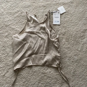 Croppad zara topp - En mycket fin zara topp, helt oanvänd (prislappen kvar) då ja beställde en för liten storlek. Fin till lite festligare tillfällen med ett par lite lägre jeans💖💖 Nypris 200kr.     Kan mötas vid lidingö/ ropsten eller frakt för 40kr