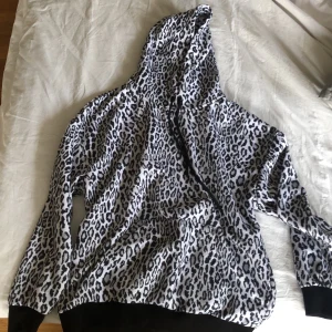 Leopard hoodie - Jättefin och skön leopard hoodie från NA-KD säljer endast för att den inte får plats i min garderob längre😔 står storlek XS men den är oversized så mer som en M💖 100kr och köparen står för eventuell frakt