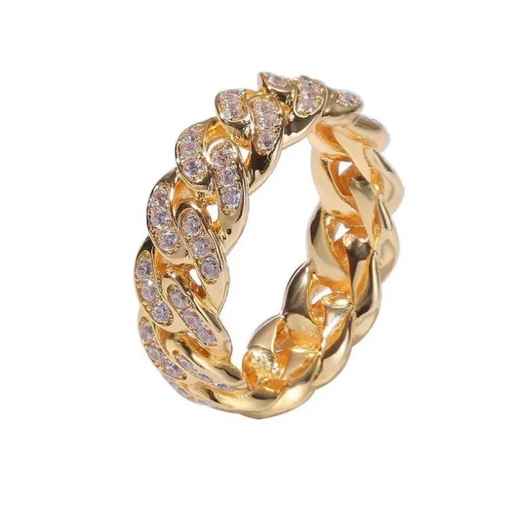 Säljer denna slutsålda ring från zend details i guld(ringen i mitten på första bilden)! Den är i mycket fint skick och super trendig!! Frakt: 22kr. Accessoarer.