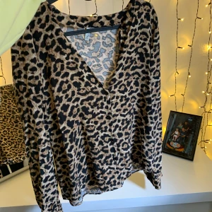 Nelly.com leopard blus strl 36 - Använd endast en gång. Ny pris 299kr. Betala med swish eller kontant, kan mötas i centrala Norrköping.