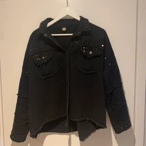 Svart skjortjacka - Världens snyggaste skjortjacka med nitar!! Storlek L men mer en M! Frakten ingår i priset ❤️