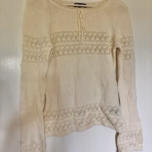 gullig stickad tröja - Säljer nu en jätte gullig stickad tröja från crocker! Jätte söta moderna detaljer som är trendiga just nu💓 Går att buda i dm! 150kr + frakt