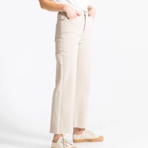 Sandfärgade jeans - Dessa är så fina!!! Men dum som jag var tog jag av lappen innan jag testat dem och tyvärr var dem för stora för mig:( Hög midja, lös passform och raka ben. Köparen står för frakten ❤️ 