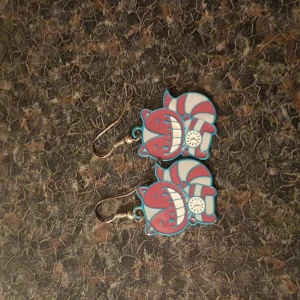 Örhängen Filurkatten - Söta filurkatten-örhängen! 💕 Krokarna hade eventuellt behövas bytas ut eller lackas med nagellack. Frakt ingår.