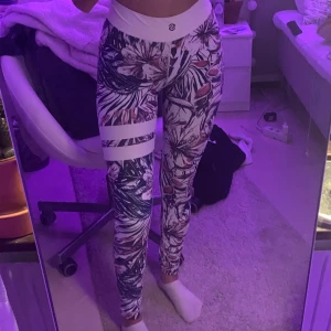  Träningstights  - Ett par sjukt snygga träningstights från stronger, nästan aldrig använda😎 frakt tillkommer💗