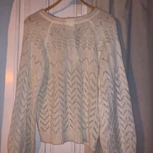 Stickad tröja - Super söt stickad tröja, aldrig fått användning av den tyvärr. 