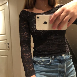 Spets-blus  - Vacker spets blus från monki. Den är genomskinlig men jätte fin med ett svart linne under tex. På mig sitter den för tight men den är rätt stretchig