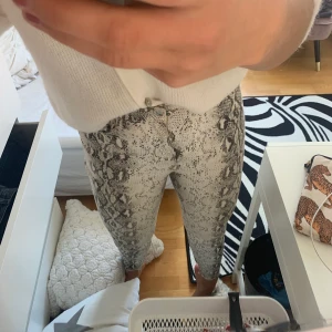Snake print jeans -  Säljer mina fantastiska jeans i snake print! Perfekta till fest men även till vardags💜🍯💝  med silver detaljer! Tig bilder från zaras hemsida då jag tycker det är enklare att visa upp dom på det settet, men om du har några frågor om dom är det bara att höra av dig! Säljs även just nu på zara dock i en lite vidare modell!💕💜