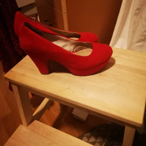Högklackat  - Ett par röda pumps